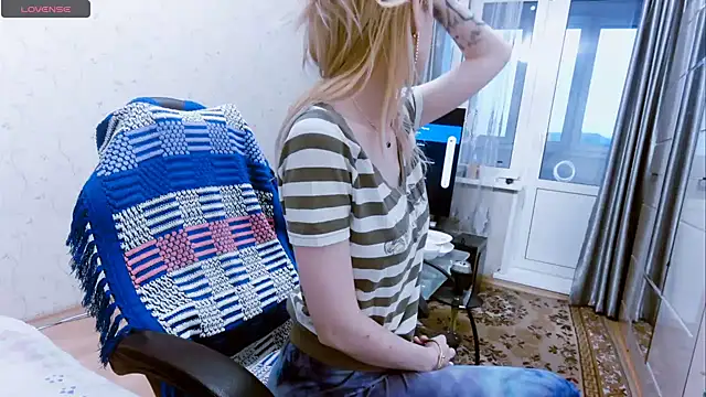 Snapshot of YogisticJuli666 chatting on January 10, 6:53 am YogisticJuli666 online show from January 10, 6:53 am