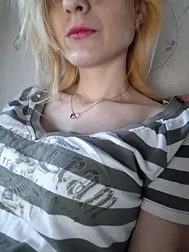 Snapshot of YogisticJuli666 chatting on February 21, 6:29 am YogisticJuli666 online show from February 21, 6:29 am