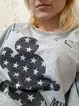 Snapshot of YogisticJuli666 chatting on March 4, 10:24 am YogisticJuli666 online show from March 4, 10:24 am