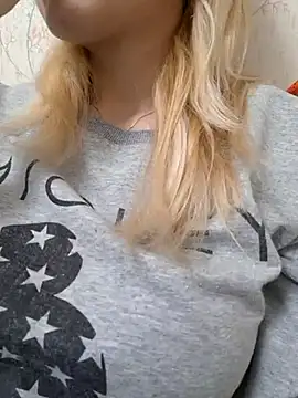 Snapshot of YogisticJuli666 chatting on March 5, 6:01 am YogisticJuli666 online show from March 5, 6:01 am