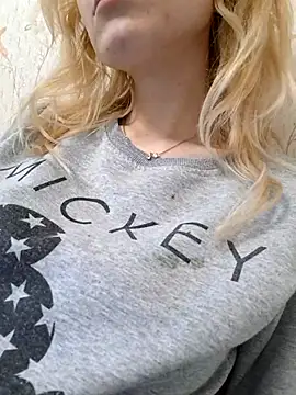 Snapshot of YogisticJuli666 chatting on March 7, 6:13 am YogisticJuli666 online show from March 7, 6:13 am