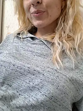 Snapshot of YogisticJuli666 chatting on March 10, 6:16 am YogisticJuli666 online show from March 10, 6:16 am