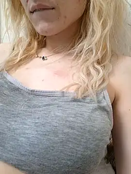 Snapshot of YogisticJuli666 chatting on March 10, 10:26 am YogisticJuli666 online show from March 10, 10:26 am