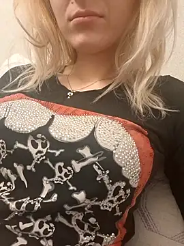 Snapshot of YogisticJuli666 chatting on October 20, 4:57 am YogisticJuli666 online show from October 20, 4:57 am