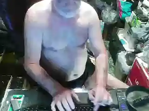 Snapshot of russtee chatting on October 19, 11:49 pm russtee online show from October 19, 11:49 pm