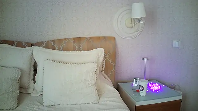 Luna Hoty online show from March 7, 11:40 am