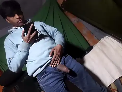 Snapshot of desiboy1101 chatting on January 14, 2:33 pm desiboy1101 online show from January 14, 2:33 pm