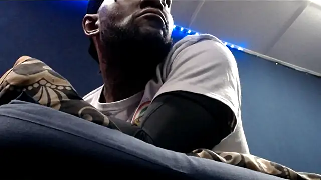 iBreakHeartz online show from October 31, 8:37 am