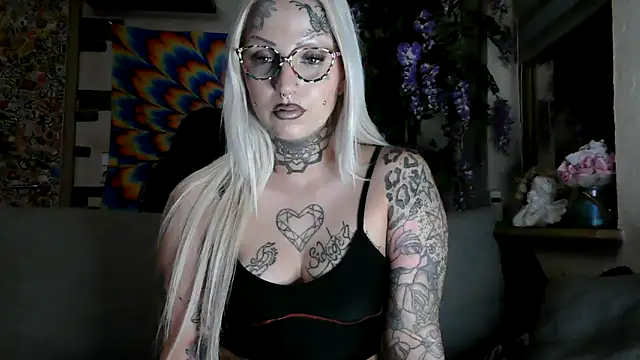 Snapshot of RoxxyInk chatting on October 23, 12:21 am RoxxyInk online show from October 23, 12:21 am