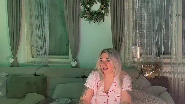 Snapshot of Monageil chatting on January 19, 10:17 am Monageil online show from January 19, 10:17 am