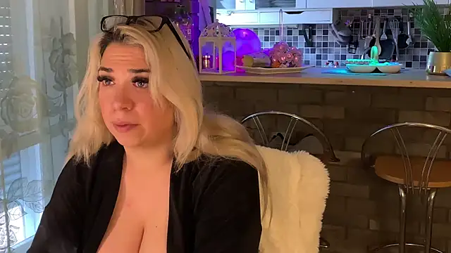 Snapshot of Monageil chatting on February 18, 11:22 am Monageil online show from February 18, 11:22 am