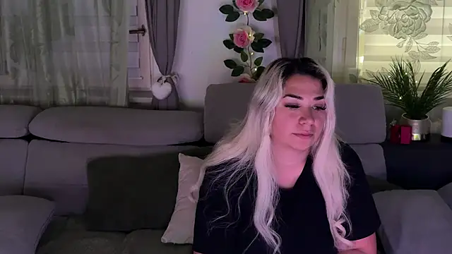 Snapshot of Monageil chatting on October 1, 9:26 am Monageil online show from October 1, 9:26 am