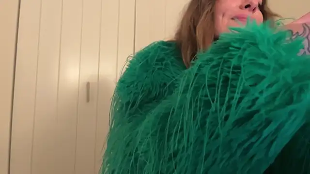 Snapshot of airgeadx chatting on December 17, 12:34 am airgeadx online show from December 17, 12:34 am