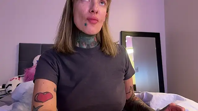 Snapshot of airgeadx chatting on November 22, 10:31 pm airgeadx online show from November 22, 10:31 pm