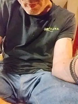 Snapshot of ROBERT0516 chatting on June 4, 3:56 am ROBERT0516 online show from June 4, 3:56 am