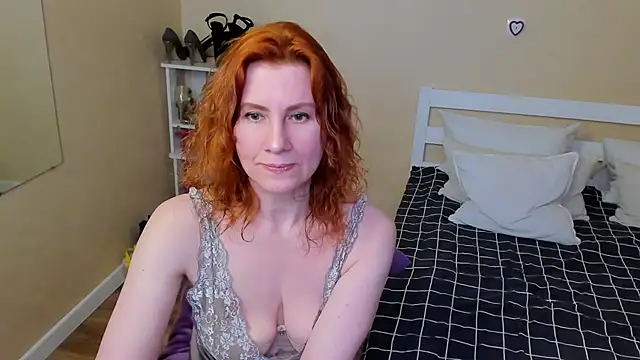 Snapshot of FoxySophia chatting on November 25, 1:05 am FoxySophia online show from November 25, 1:05 am