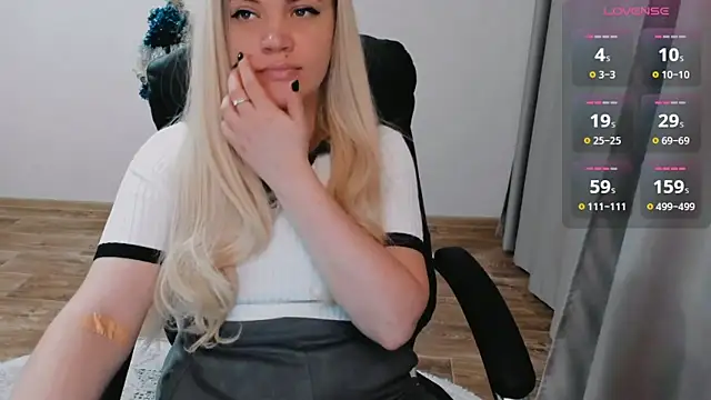 Snapshot of AllAboutLoveXx chatting on January 15, 10:06 am AllAboutLoveXx online show from January 15, 10:06 am