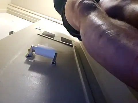 Snapshot of UncutHammer69 chatting on March 15, 3:18 am UncutHammer69 online show from March 15, 3:18 am