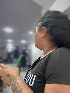 yanza2002 online show from February 9, 8:45 pm