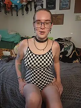 Snapshot of Izzy_Hellbourne chatting on July 16, 8:59 pm Izzy Hellbourne online show from July 16, 8:59 pm