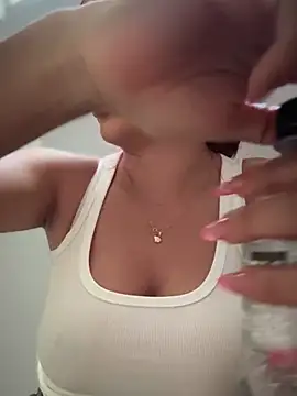 Snapshot of LINDA_PATTY94 chatting on January 22, 10:15 pm LINDA PATTY94 online show from January 22, 10:15 pm