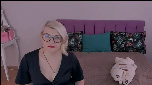 Snapshot of sabrinamacmarren chatting on February 5, 11:44 am sabrinamacmarren online show from February 5, 11:44 am