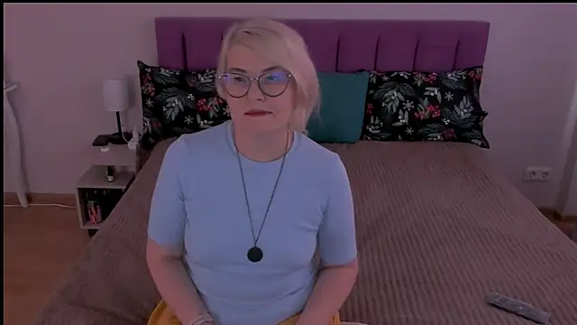 Snapshot of sabrinamacmarren chatting on February 6, 8:29 am sabrinamacmarren online show from February 6, 8:29 am