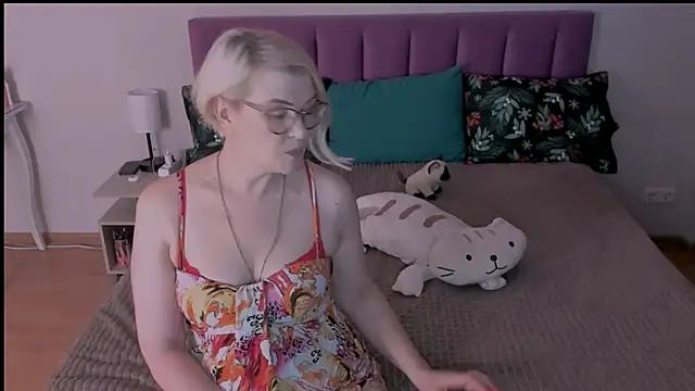 Snapshot of sabrinamacmarren chatting on February 7, 4:24 pm sabrinamacmarren online show from February 7, 4:24 pm