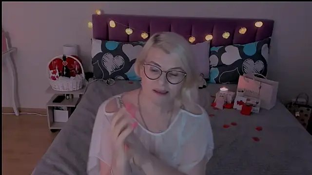 Snapshot of sabrinamacmarren chatting on February 14, 2:33 pm sabrinamacmarren online show from February 14, 2:33 pm