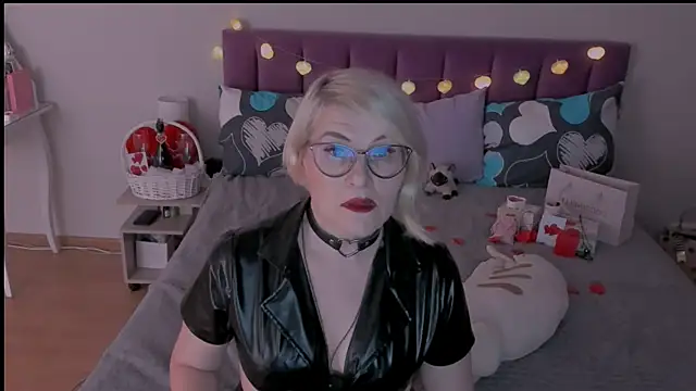 Snapshot of sabrinamacmarren chatting on February 14, 6:29 pm sabrinamacmarren online show from February 14, 6:29 pm