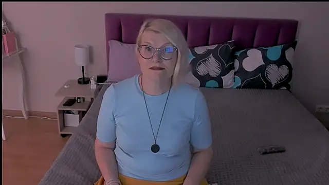 Snapshot of sabrinamacmarren chatting on February 15, 7:06 pm sabrinamacmarren online show from February 15, 7:06 pm