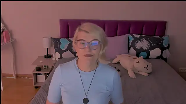 Snapshot of sabrinamacmarren chatting on February 19, 4:44 pm sabrinamacmarren online show from February 19, 4:44 pm