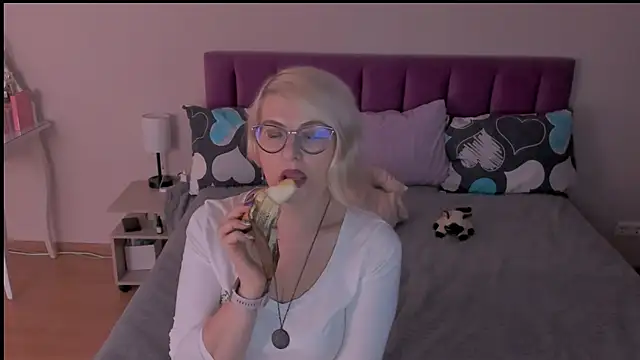 Snapshot of sabrinamacmarren chatting on February 22, 3:36 pm sabrinamacmarren online show from February 22, 3:36 pm