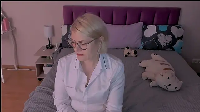 Snapshot of sabrinamacmarren chatting on February 26, 7:27 pm sabrinamacmarren online show from February 26, 7:27 pm