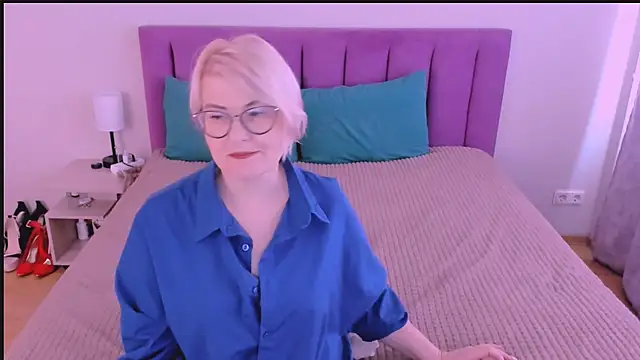 Snapshot of sabrinamacmarren chatting on September 12, 9:42 am sabrinamacmarren online show from September 12, 9:42 am