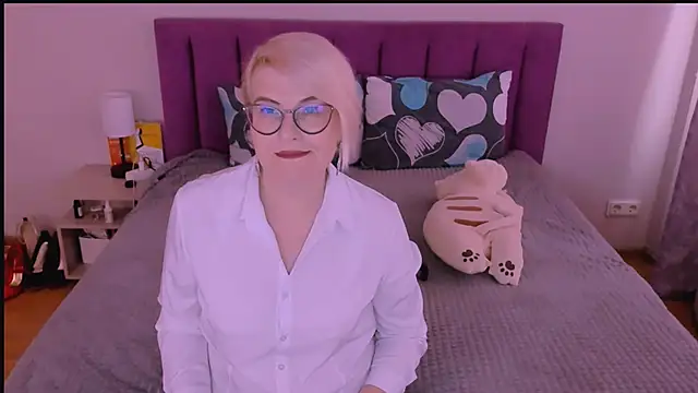 Snapshot of sabrinamacmarren chatting on October 5, 12:25 pm sabrinamacmarren online show from October 5, 12:25 pm