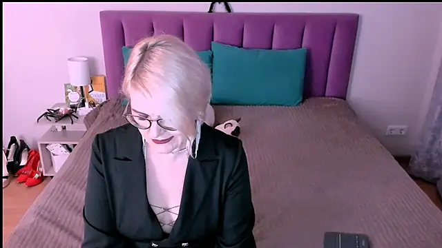 Snapshot of sabrinamacmarren chatting on October 31, 3:13 pm sabrinamacmarren online show from October 31, 3:13 pm