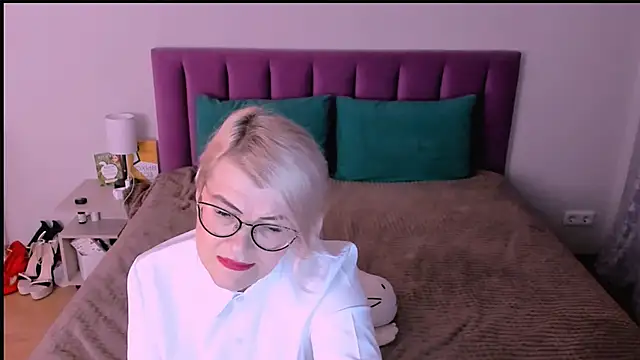 Snapshot of sabrinamacmarren chatting on November 8, 2:28 pm sabrinamacmarren online show from November 8, 2:28 pm