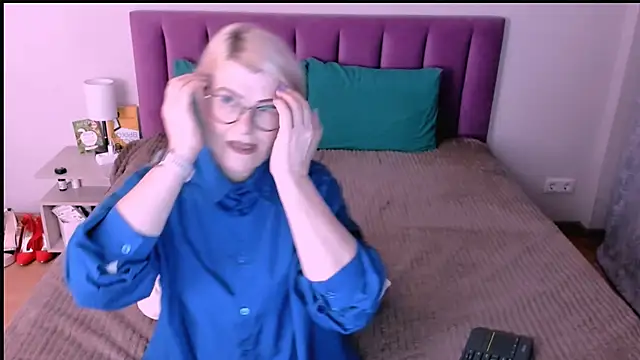 Snapshot of sabrinamacmarren chatting on November 10, 5:23 pm sabrinamacmarren online show from November 10, 5:23 pm