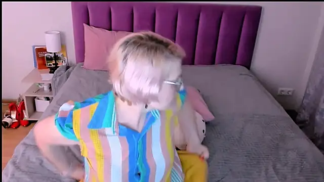 Snapshot of sabrinamacmarren chatting on December 5, 6:04 pm sabrinamacmarren online show from December 5, 6:04 pm