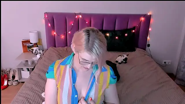 Snapshot of sabrinamacmarren chatting on December 13, 7:53 pm sabrinamacmarren online show from December 13, 7:53 pm