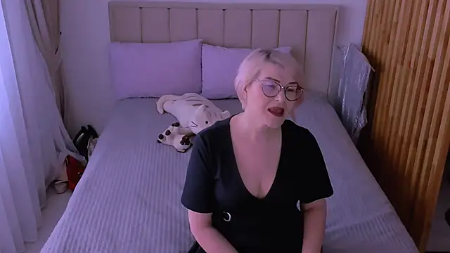 sabrinamacmarren online show from March 22, 9:45 am