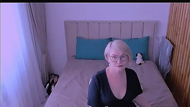 sabrinamacmarren online show from April 21, 1:50 pm