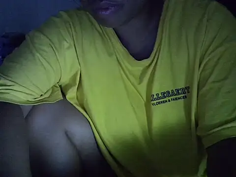 Snapshot of Artinah22 chatting on May 14, 9:43 pm Artinah22 online show from May 14, 9:43 pm