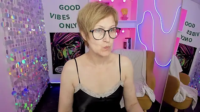 Snapshot of Paris_Cherry chatting on July 26, 12:56 pm Paris Cherry online show from July 26, 12:56 pm