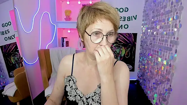 Snapshot of Paris_Cherry chatting on July 29, 5:55 pm Paris Cherry online show from July 29, 5:55 pm