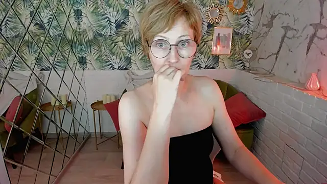 Snapshot of Paris_Cherry chatting on August 3, 6:11 pm Paris Cherry online show from August 3, 6:11 pm