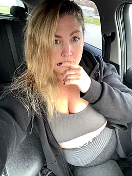 Snapshot of Anna_Alexa chatting on November 1, 10:06 am Anna Alexa online show from November 1, 10:06 am