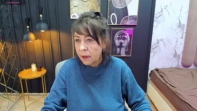 LindaPassionate online show from December 4, 5:27 am