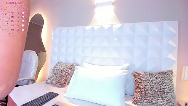 Snapshot of myax_evans chatting on December 13, 11:45 am myax evans online show from December 13, 11:45 am